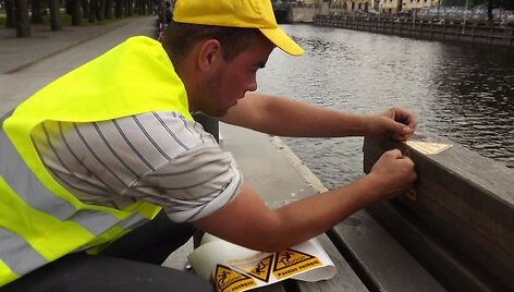 Regatos i&scaron;vakarėse miesto valdžia susigriebė apsaugoti krantinėje vaik&scaron;tančius žmones &ndash; priklijavo apie pavojų perspėjančių lipdukų.