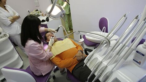 Naktimis ir per &scaron;ventes klaipėdiečiai nesulaukia odontologų pagalbos. 
