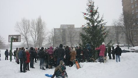Pernai eglučių įžiebimo &scaron;ventės miegamuosiuose rajonuose sulaukė didelio meistiečių susidomėjimo. 