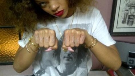 Rihanna demonstruoja naująsias tatuiruotes