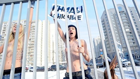 Aktyvistės protestuoja nepaisydamos &scaron;alčio