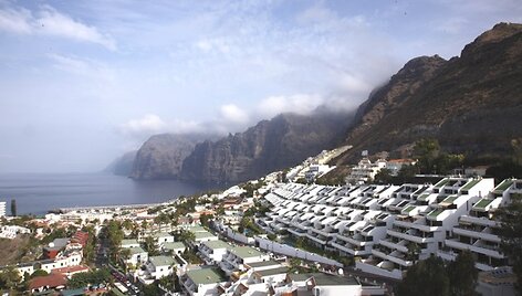Los Gigantes miestelis i&scaron;  jūros &bdquo;lipa&ldquo; į kalnus.