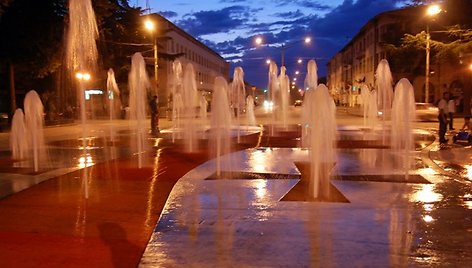 Fontanas su Gruzijos simboliu, raudonu kryžiumi.