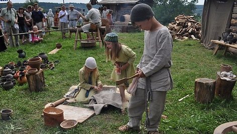 Vaikai taip pat aktyvūs šventės dalyviai.