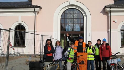 Lietuvos žurnalistų sąjungos Kelionių ir pramogų klubo žygeiviai su G.Statiniu prie&scaron;akyje