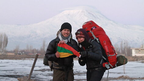 Team LT prie Turkijos-Irano sienos. Už nugaros Ararato kalnas