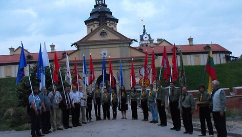 Lietuvi&scaron;kos vėliavos Radvilų pilies fone. Jos - Lietuvos bajorų sąjungos atstovų ir jaunųjų skautų rankose