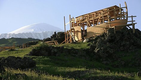 Ararato kalno papėdėje statoma Nojaus laivo kopija