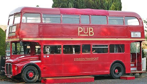 Londono autobusas virto važinėjančiu baru