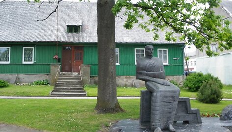 Paminklas Ievai Simonaitytei Priekulės miestelio centre