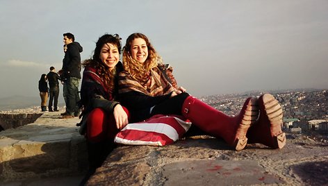 Turkės merginos mielai dovanoja šypsenas užsieniečiams, o vietiniams telieka stoviniuoti užnugaryje