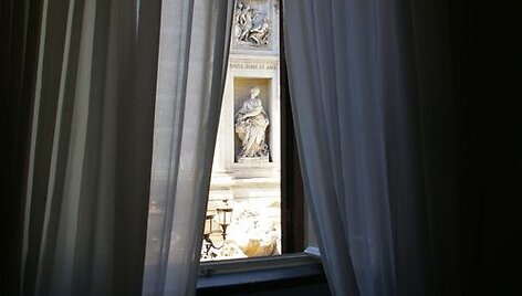 Trevi fontano kamputis per vie&scaron;bučio Fontana langą