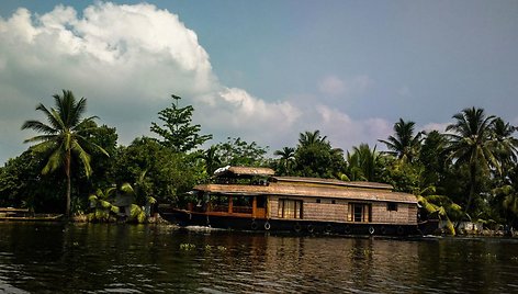 Plaukiojantys namai su visais patogumais. Alleppey miestelio pašonėje tokių gražuolių ištisi rajonai.