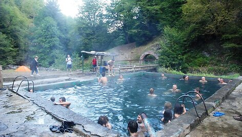 Boržomio parke nuo senų laikų likęs baseinas - mėgiamas ir vietinių, ir turistų