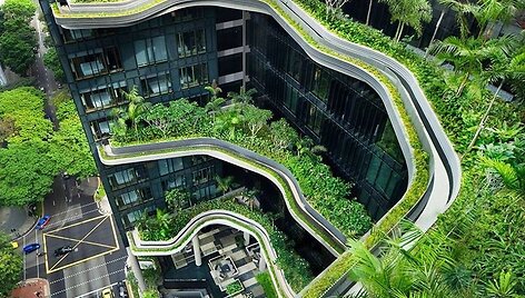 &bdquo;Parkroyal&ldquo; &ndash; stiklinis dangoraižis su ve&scaron;liomis žaliuojančių medžių ir gėlynų alėjomis