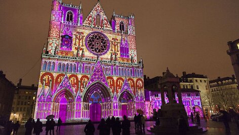 Mirganti &Scaron;v. Jono katedra per kasmetį milijonus turistų priviliojantį &Scaron;viesų festivalį (nuotr. lexpress.fr)