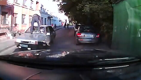 Žmogus, bandantis i&scaron;spirti priekinį automobilio langą