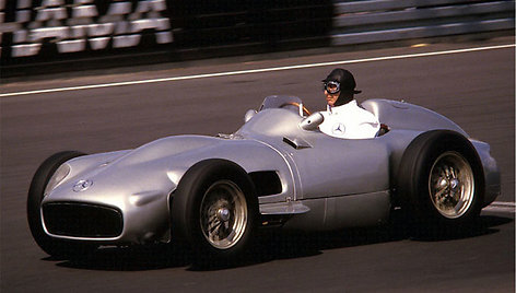 J. M. Fangio prie W196, su 3,0 litrų varikliu, vairo