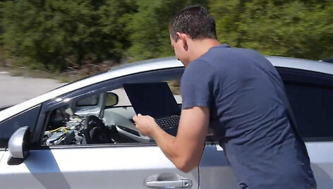 Ne&scaron;iojamu kompiuteriu valdomas automobilis