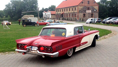 Senovinis automobilis Pakruojo dvare