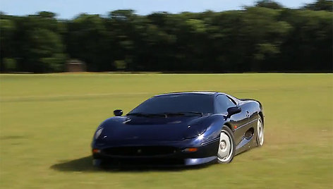 Pievose slidinėjantis „Jaguar XJ220“ superautomobilis