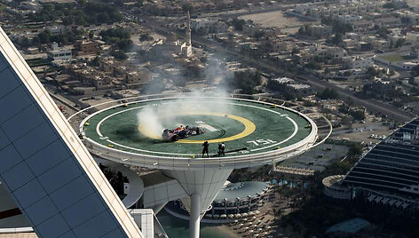 &bdquo;Red Bull Racing&ldquo; bolidas ant &bdquo;Burj Al Arab&ldquo; straigtasparnių nusileidimo aik&scaron;telės