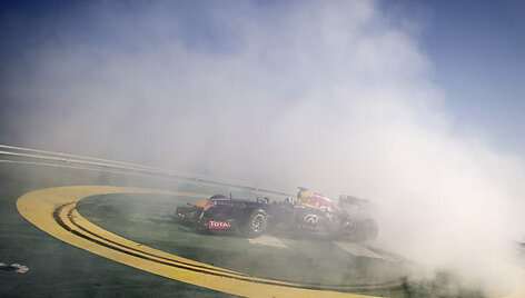 &bdquo;Red Bull Racing&ldquo; bolidas ant &bdquo;Burj Al Arab&ldquo; straigtasparnių nusileidimo aik&scaron;telės