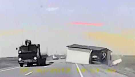 Vežamas namas nukrito tiesiai ant automobilio 