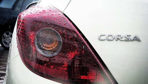 &bdquo;Opel Corsa" galiniai žibintai - tamsinti
