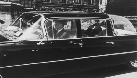 1.Prezidentas Johnas F. Kennedy su žmona vizito Kanadoje metu važiuoja specialiai Britanijos karalienės Elžbietos Antrosios vizitui perdarytame &bdquo;Cadillac&ldquo; limuzine, kurio stogo galinė dalis pagaminta i&scaron; plastiko ir galėjo būti nuimama.