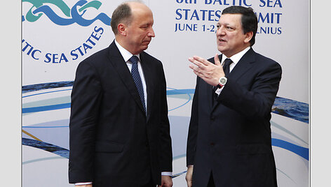 Lithuania s Prime Minister Andrius Kubilius (L) listens to President of the European Commission Jose Manuel Barroso