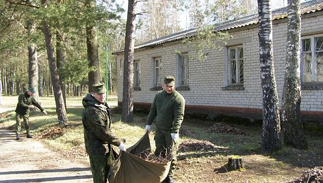 Kariai tvarko aplinką aplink Kazlų Rūdos poligoną