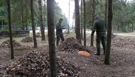 Kariai tvarko aplinką aplink Kazlų Rūdos poligoną