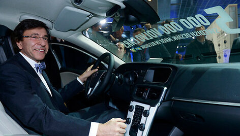 Бельгийский премьер-министр за рулем Volvo V40.