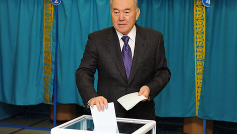 Президент Казахстана Нурсултан Назарбаев голосует на парламентских выборах.