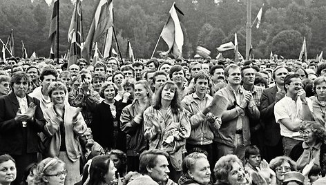 1988 m. rugpjūčio 23-oji, Sąjūdžio mitingas. Leonardo Skirpsto nuotr.