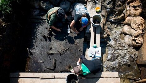 Pelkėje netoli Elektrėnų rasto beveik 2 tūkst. metų senumo žmonių kaulai ir stiklo karolių vėrinys