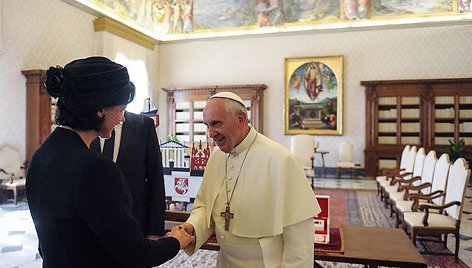 Janina Butkevičienė sveikinasi su Romos popiežiumi Pranciškumi