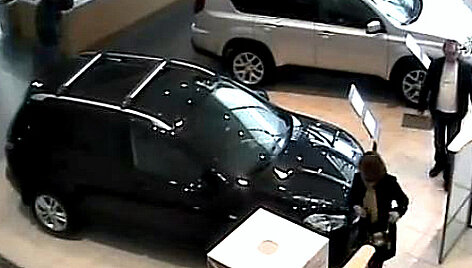 Что стало поводом для ярости, осталось за кадром.