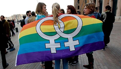 Парламент Франции окончательно одобрил однополые браки
