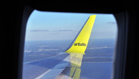 Air Balticu lennuk Riia lennujaama kohal.