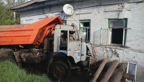 &laquo;КамАЗ&raquo; снес стену жилого дома в Пермском крае