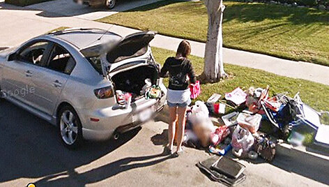 Фотохит с Google Street View: бойфренд выкинул подругу из дома