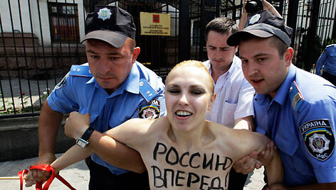 Активистка FEMEN Путину: &laquo;Вова, я тебя люблю!&raquo;