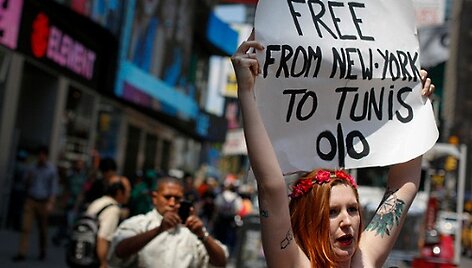 Ни дня без Femen: Олланду показали женские груди