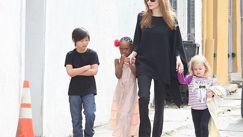 Angelina Jolie su sūnumi Paxu, dukromis Zahara ir Vivienne