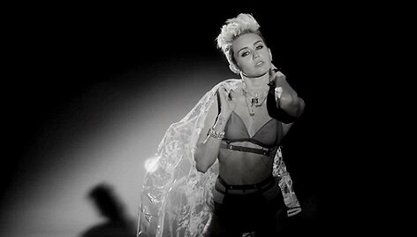 Miley Cyrus vaizdo klipe &bdquo;Fire&ldquo;