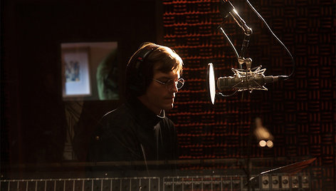 Ashtonas Kutcheris vaidina Steve'ą Jobsą