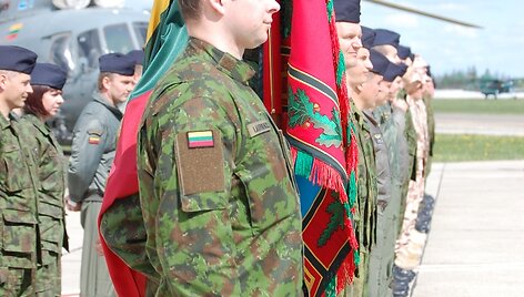 Sutikti Afganistano kariuomenės pilotus rengę Lietuvos kariai 