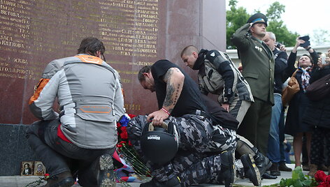 Du &bdquo;Naktinių vilkų&ldquo; baikeriai Vienoje padėjo vainiką prie paminklo sovietų kariams